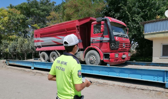 Işık ve tonaj ihlali yapan kamyon sürücüsüne 7 bin 672 TL ceza kesildi
