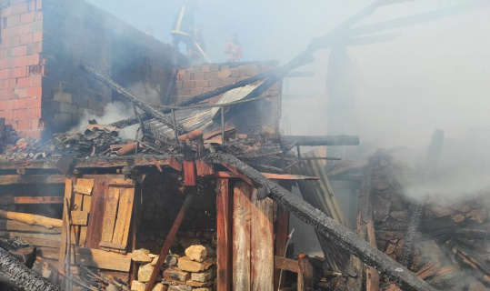 Simav’da çıkan yangında bir ev tamamen yandı