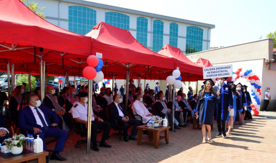 İktisadi ve İdari Bilimler Fakültesi mezunlarına yemin ve kep atma töreni yapıldı