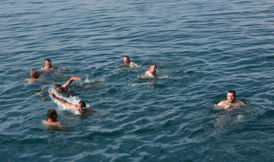 Ahlatlılar güne Van Gölü’nde yüzerek başlıyor