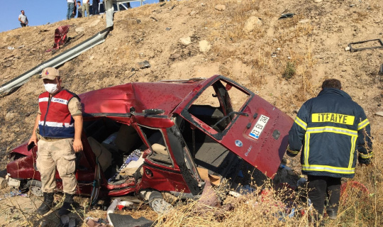 Elazığ’da otomobil şarampole yuvarlandı: 1 ölü, 4 yaralı