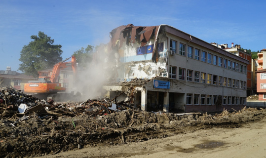 Selde büyük hasar gören Merkez Ortaokulunun yıkımına başlandı