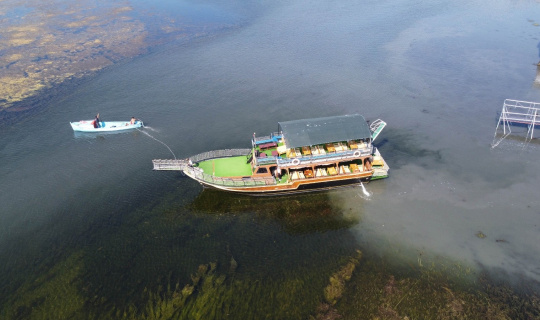 Beyşehir Gölü’nde balçığa saplanan tur tekneleri kayıklarla yüzdürüldü