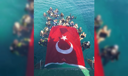 Zafer Bayramını denizde dev Türk bayrağı açarak kutladılar