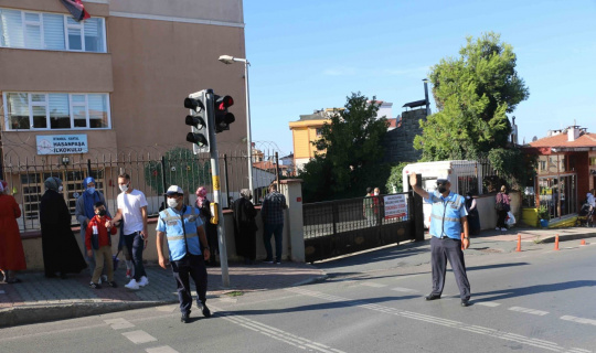 Kartal Belediyesi’nden öğrencilerin güvenliği için okul önlerinde trafik uygulaması