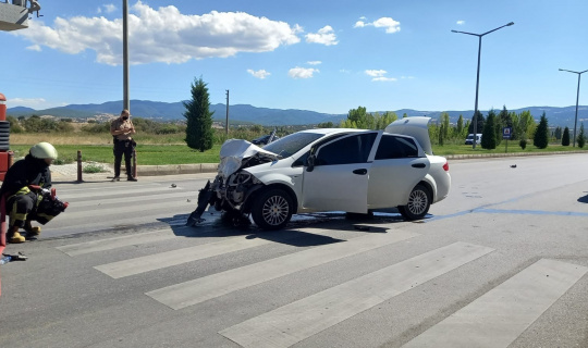 Gediz’de ihbara giden polis otosu otomobille çarpıştı: 5 yaralı