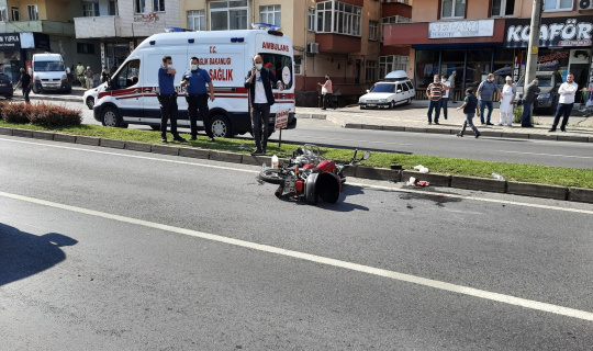 Motosiklet yayaya çarptı: 2 yaralı