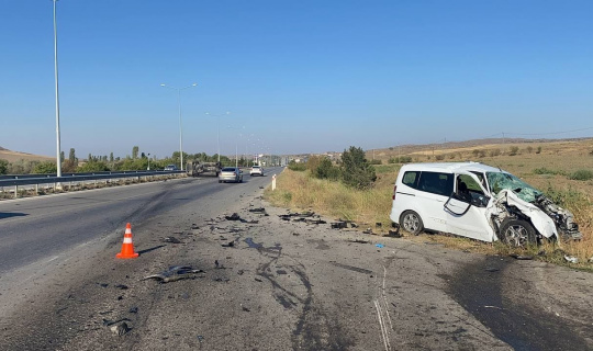 Hız denetimi yapan radar aracına otomobil çarptı: 1’i polis 3 yaralı