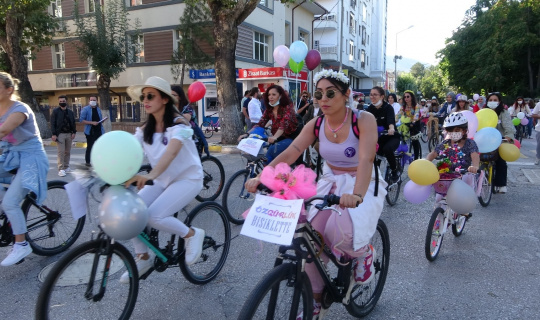 Süslü Kadınlar Bisiklet Turu’nda renkli görüntüler