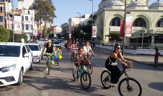 Süslü Kadınlar trafikte bisiklet farkındalığı için pedal çevirdi