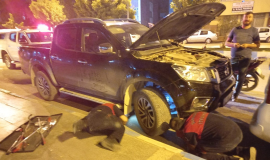 Aracın motor kısmına giren kediyi itfaiye çıkarttı