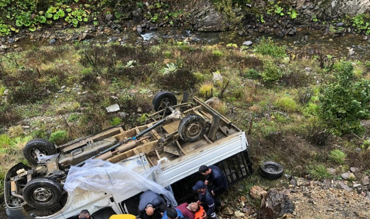 Yağmur nedeniyle kayganlaşan yolda kontrolden çıkıp dereye yuvarlandı: 2 yaralı