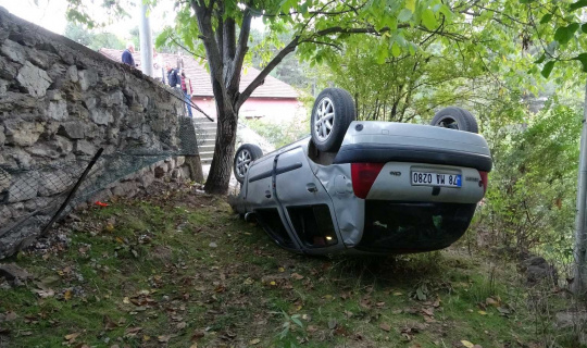 Karabük’te otomobil evin bahçesine uçtu: 2 yaralı