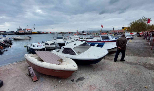 Marmara Denizi ulaşımına poyraz engeli: Çok sayıda balıkçı limana döndü