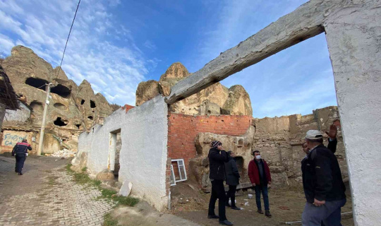 Tarihi eserlerin yanına yapılan yapılar yıkılmaya başlandı