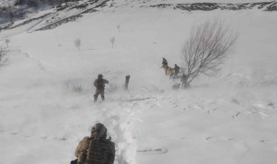 Karla kaplı köy yolunu aşıp hastayı helikoptere yetiştirdiler