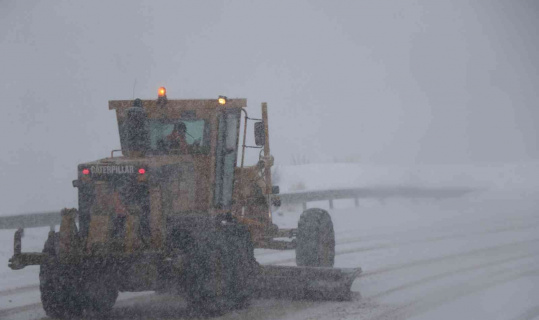 Erzincan’da kar ve tipiden 38 köy yolu ulaşıma kapalı bulunuyor