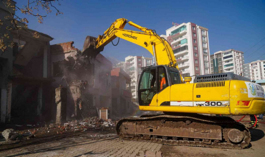 Fiyatları 2 milyonu bulan binalar arasında kalan yapıların yıkımına başlandı
