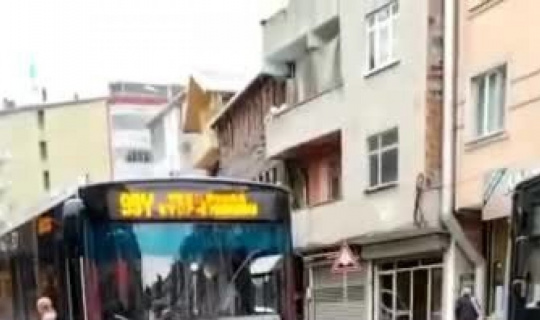 Başakşehir'de İETT Otobüsü Kaza Anı Kamerada Yansıdı!