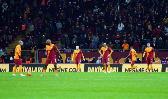Galatasaray taraftarından yönetim ve futbolculara protesto
