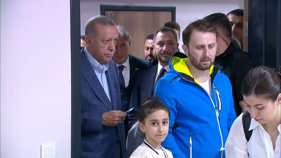 Seçmenin büyük şaşkınlığı. Sandık sırasında oy vermek için beklerken arkasında Cumhurbaşkanı Erdoğan'ı görünce şoke oldu