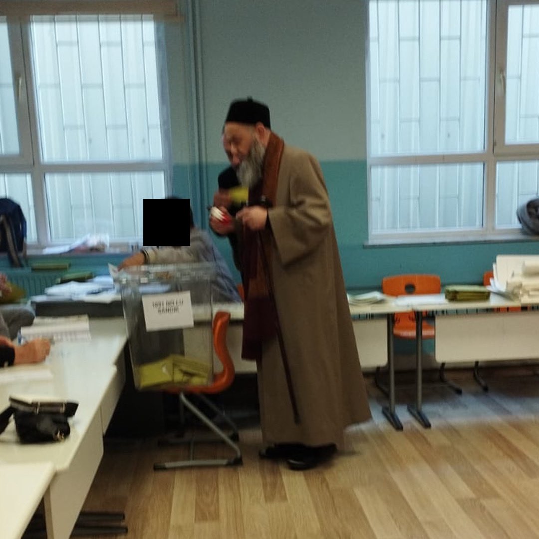 Cübbeli Ahmet Hoca, sabah erken saatte vatandaşlık vazîfesini yerine getirmek üzere oy atmaya gitti.