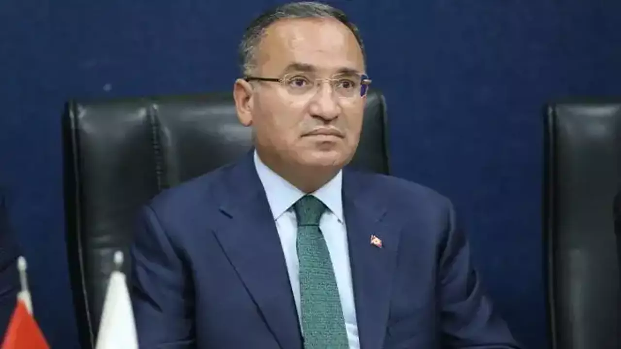 Adalet Bakanı Bekir Bozdağ: Kurşun geçirmez yelek giyip haber yaptırıyor