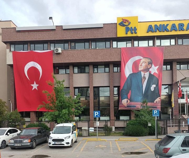 Ankara'da PTT Başmüdürlüğüne 19 Mayıs için Atatürk'ün fotoğrafı ters asıldı.