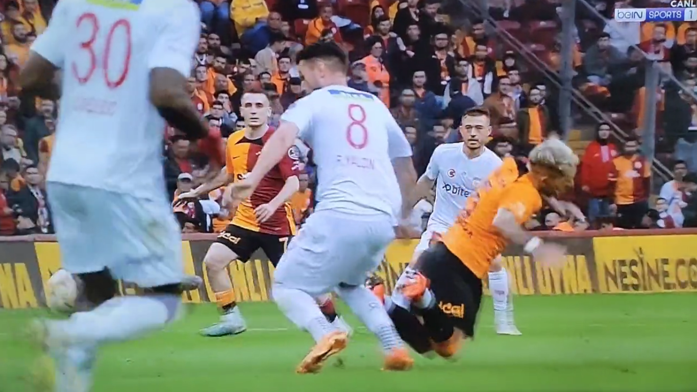 Şahan Gökbakar İsyan Etti: Galatasaray Sivasspor Maçında Tartışmalı Pozisyon: Kırmızı Kart mı sarı Kart mı?