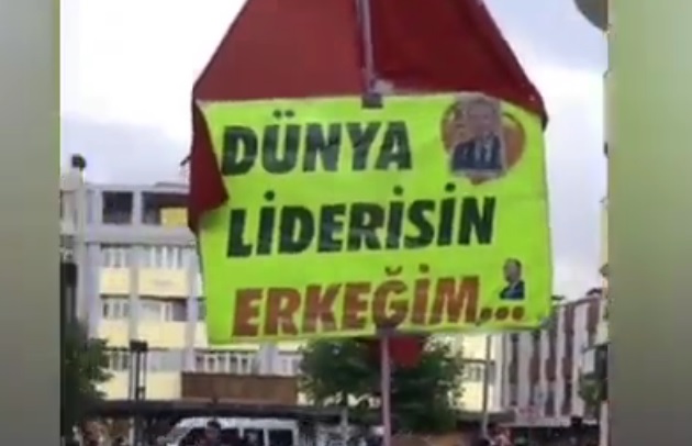 Konya'da AK Partili Bir Vatandaş "Dünya liderisin erkeğim..." Yazılı Pankartıyla Şehri Dolaştı - Video Haber