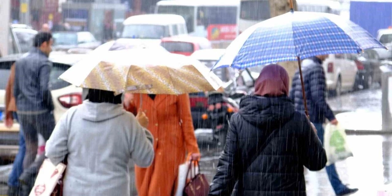Meteoroloji Uyardı: Şemsiyenizi Hazırlayın Kuvvetli Sağanak Yağışlarla Dolu Bir Hafta!