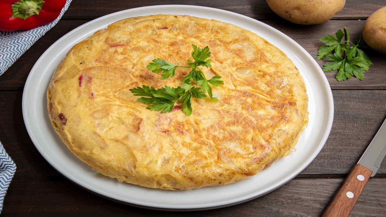 Kahvaltıların sultanı olmaya geliyor! Patatesli omleti bir de böyle yapın: Herkes tarifini isteyecek