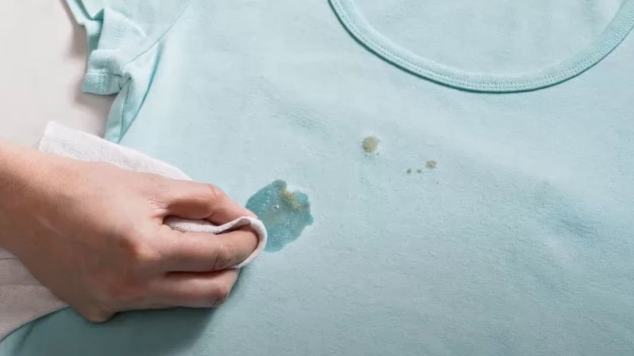 Kıyafetinize çamaşır suyu değdiyse sakın atmayın! Bu formül lekenin kökünü kazıyacak