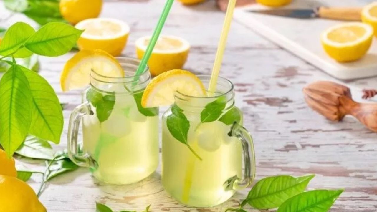 Kafelerde limonata içmeye son! Evdeki malzemelerle en meşhurlarına taş çıkaran limonata tarifi