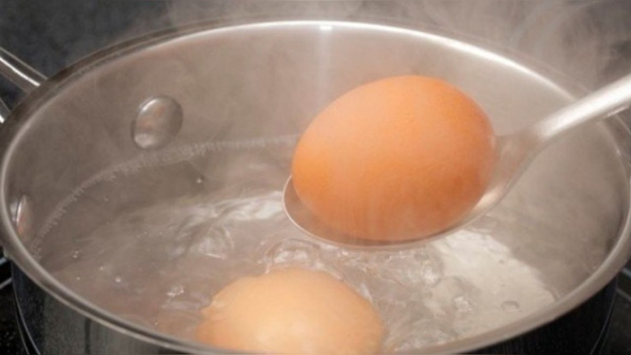 Yumurta haşlarken suyuna bir kaşık ekleyin! Çatlamayan yumurtanın püf noktası