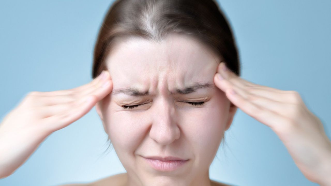 Baş ağrısından ilaçsız kurtulma yöntemi! Geçmeyen ağrılara 5 dakikada veda ettirecek