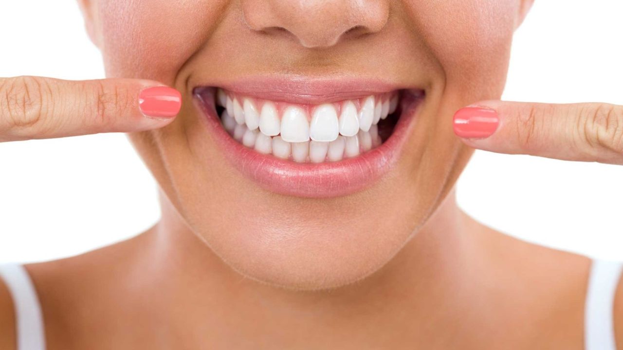 Dişleri estetik işlemsiz bembeyaz yapan doğal yöntem! Evinizdeki tek baharat çözüm olacak