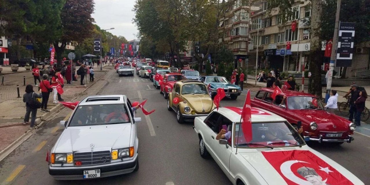 Kadıköy'de Tarihi An: 100. Yıl Konvoyu Klasik Otomobillerle!