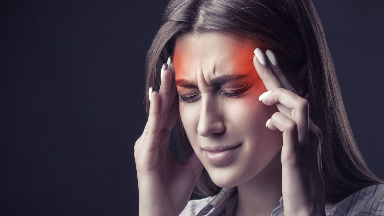 Migren hastaları mutlaka denesin! Saçbaş yolduran ağrılar bu teknikle 5 dakikada geçiyor