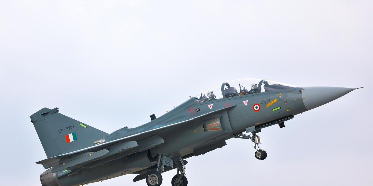 Modi'nin Gözünden Yerli Harika: Tejas Savaş Uçağıyla Gerçekleşen Deneme Uçuşu!