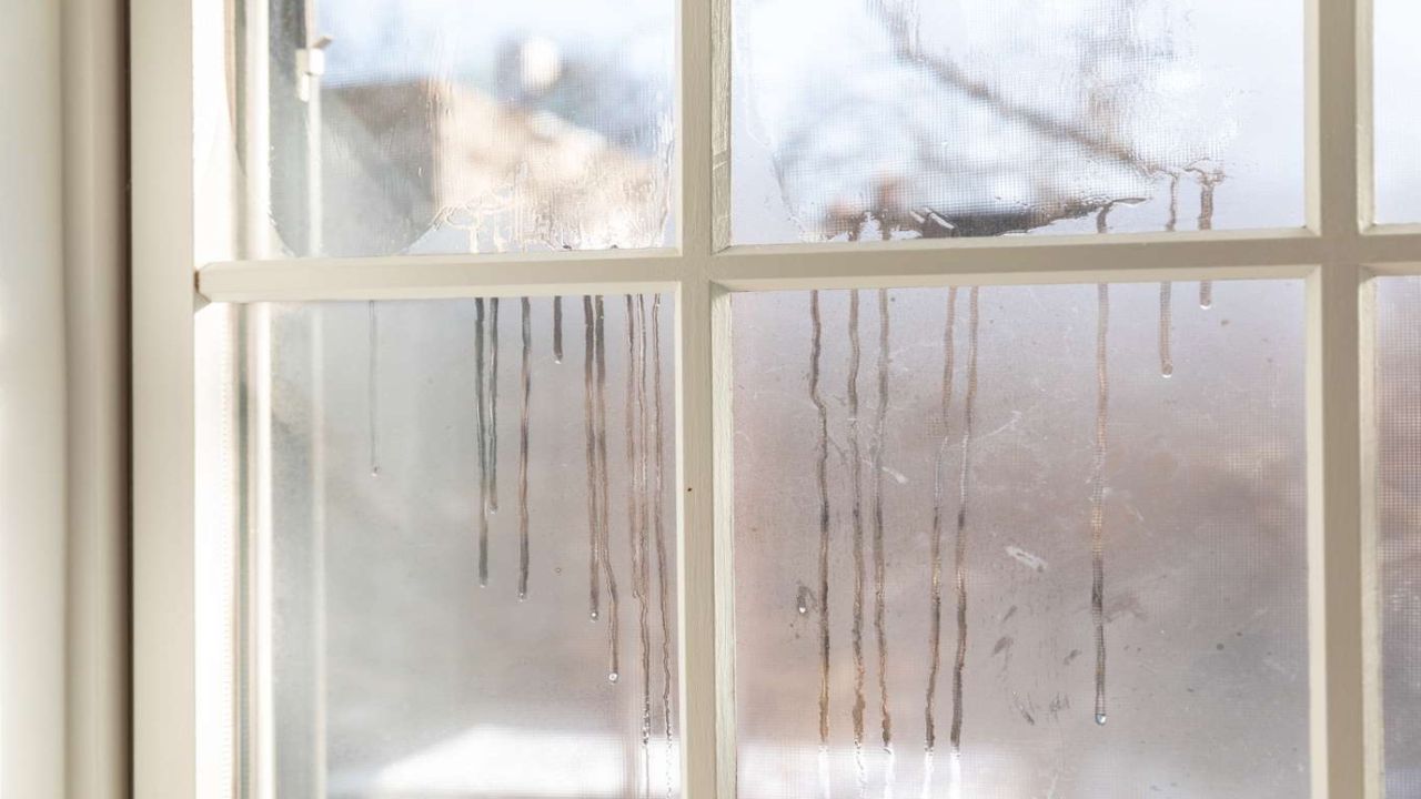 Kış günlerinde pencereniz buğulanıyorsa korkmayın! Tek taktikle anında normale dönecek