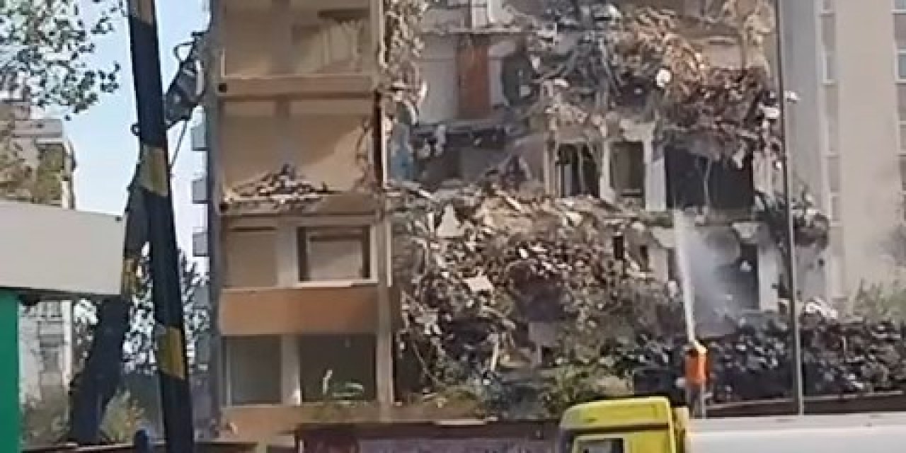 Beşiktaş'ta Olağanüstü An! Yıkım Esnasında 11 Katlı Binanın Çöküş Anı Kayıtlarda!