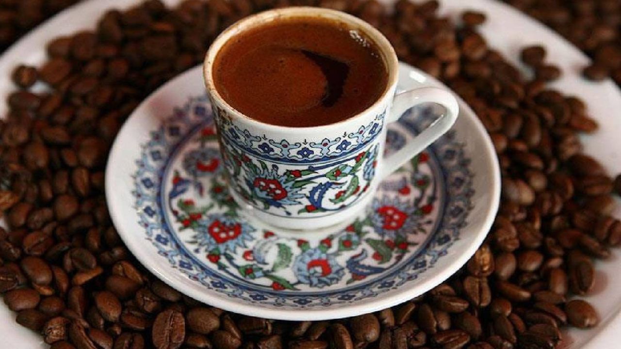 Türk kahvesinin içine her gün 1 kaşık ekleyip için! Haftada en az 2 kilonuz uçup gidecek