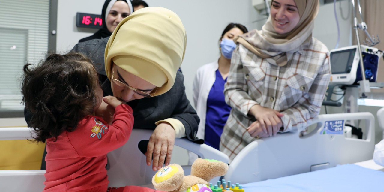 Emine Erdoğan, Gazze'den Gelen Çocukları Hastanede Karşıladı ve Ziyaret Etti!