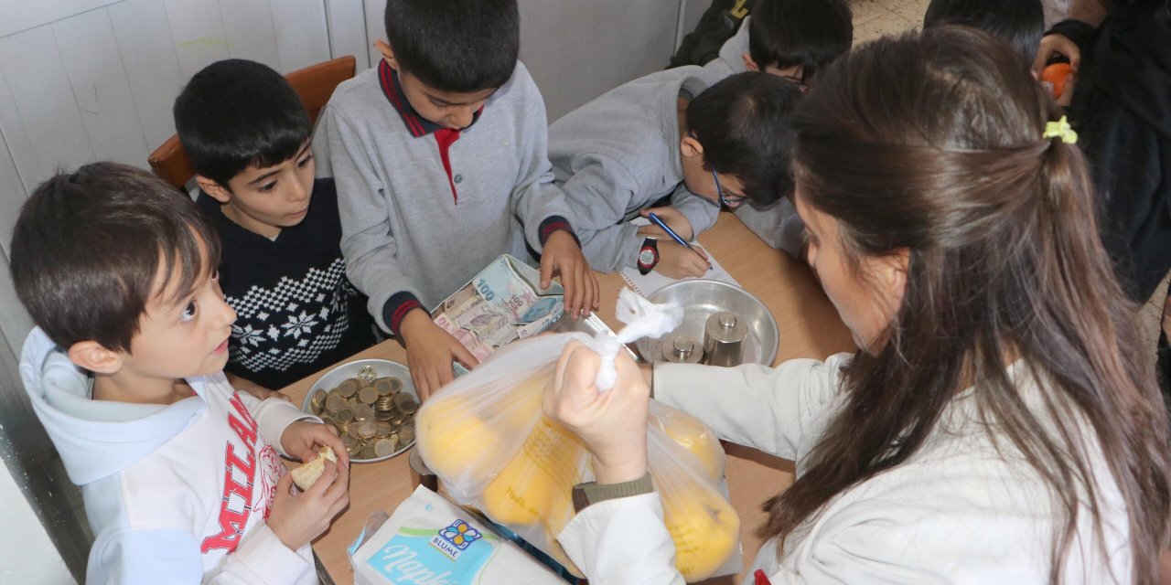 İlkokul Öğrencileri, Filistin'e Yardım İçin Okulda Kermes Düzenledi!