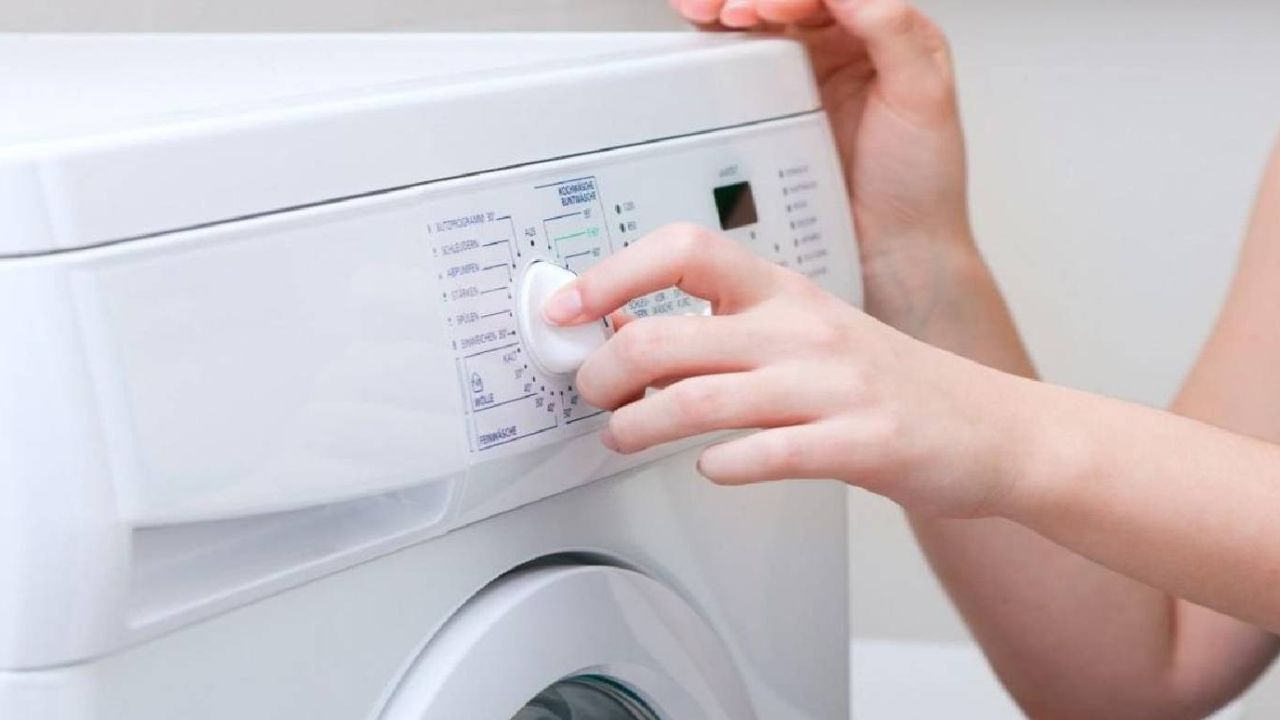 Çamaşır makinesini canavara çeviren teknik! İçine bir çorba kaşığı dökün yeter