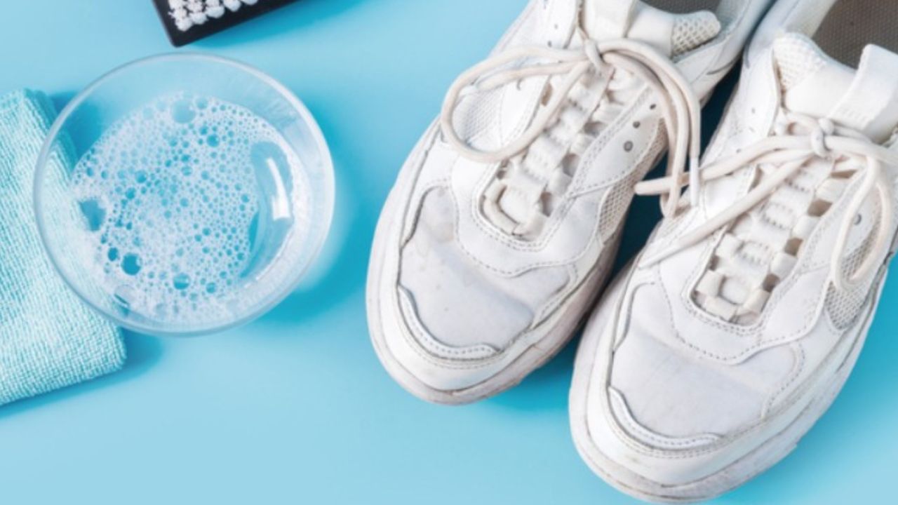 Beyaz spor ayakkabıları eskitmeden temizle formülü! Makineye atmadan önce deneyin