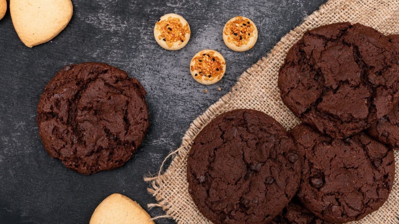 Misafirlerinizin aklını alacak çikolatalı cevizli kurabiye tarifi!
