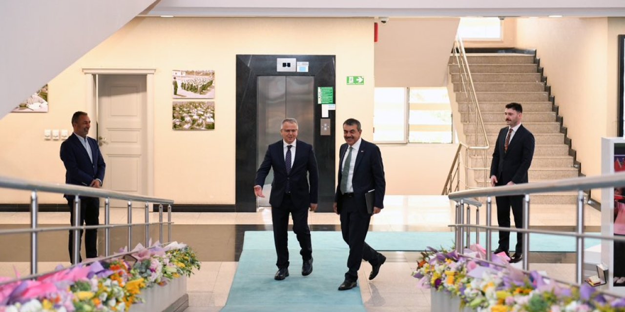Öğretmen Atamaları Sonrası Bakan Tekin'e Anlamlı Sürpriz: Çiçeklerle Teşekkür Ettiler