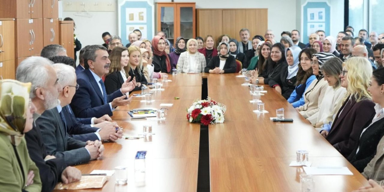 MEB Açıkladı: 2025 Uzman ve Başöğretmenlik Başvuru Takvimi ve Şartları Belli Oldu!
